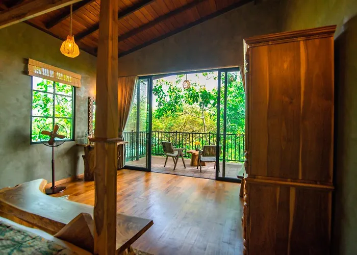 Flameback Eco Lodge